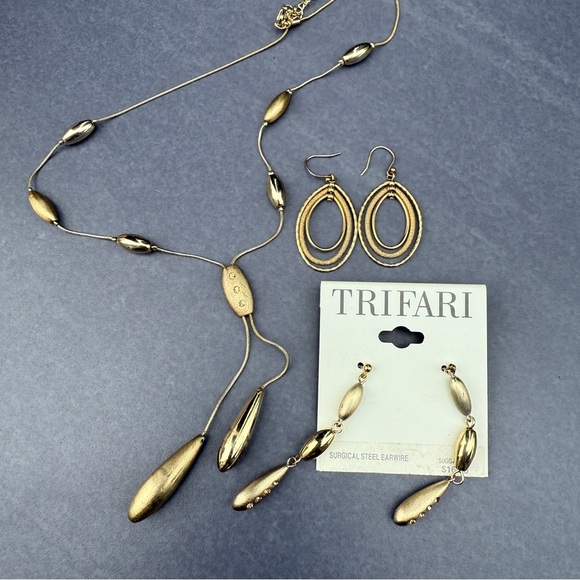 Trifari Gold Necklace and Earrings Set - Picture 14 of 16